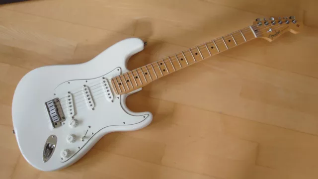 Fender USA Standard Stratocaster White, CS 69 AY PUs, Maple Neck, Locking tuners