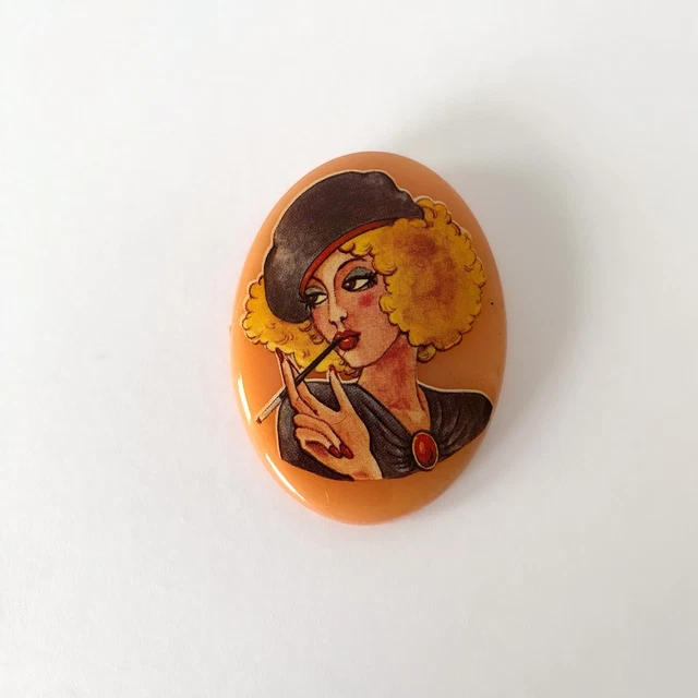 Broche Ronde Vintage Léa Stein - Femme Au Chapeau, Celluloïd, Années 70/80, Occasion