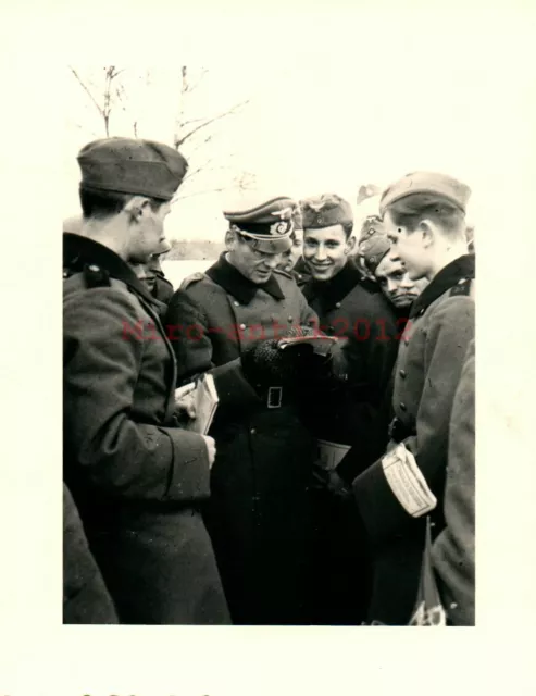 Foto, 2WK. Artillerie-Abt. Hannover 1939: Rekruten umringen Leutnant (MB)21169