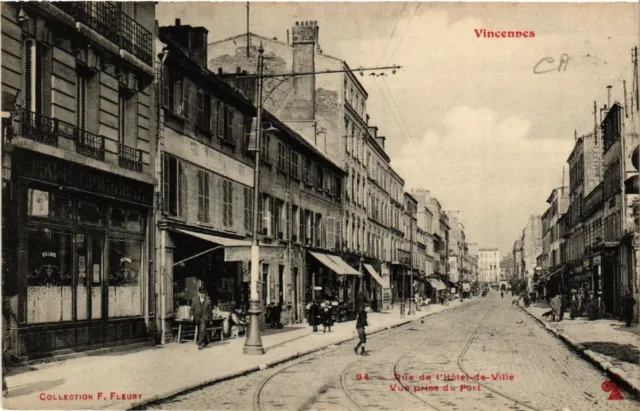 CPA AK VINCENNES - Rue de l'Hotel-de-VILLE - view taken from the Pont (580006)