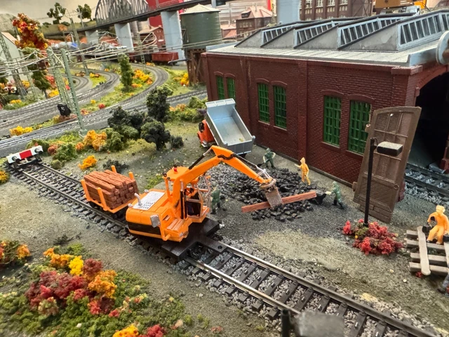 thumbnail interactive-video image 1 of ADD 3D MODELS N Scale CAT Large Mining Front End Loader V2 - 1:160 Resin Kit 1 of 6