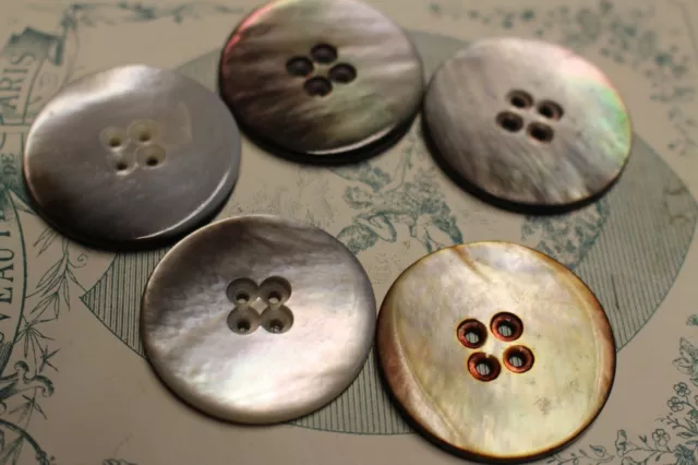 bouton ancien en nacre gros trous  x 4  3,5, cm