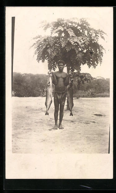 CPA Afrikanischer pêcheur avec zwei gefangenen Fischen
