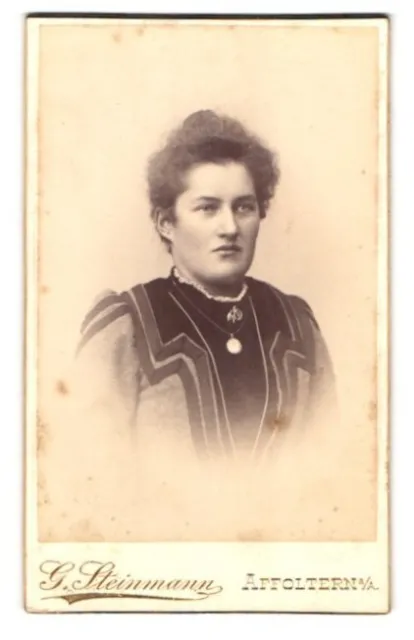 Fotografie Steinmann, Affoltern a. A., Portrait Dame im Kleid mit Halskette