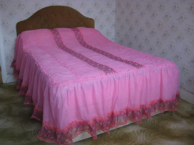 VINTAGE BEDSPREAD COVER. Double, pink, ruffled, groovy, 1960s/1970s. Film prop?