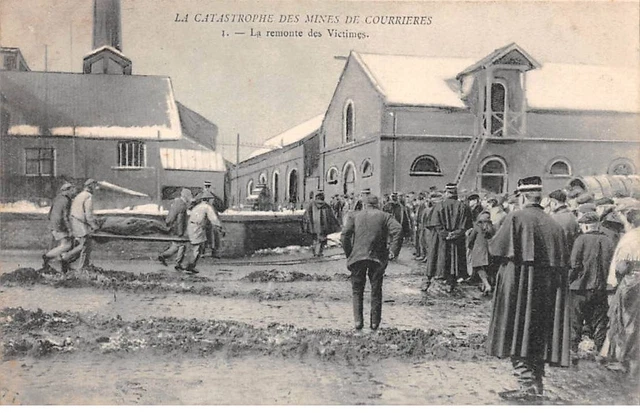 62 - COURRIERES - SAN46531 - La Remonté des Victimes - La Catastrophe des Mine