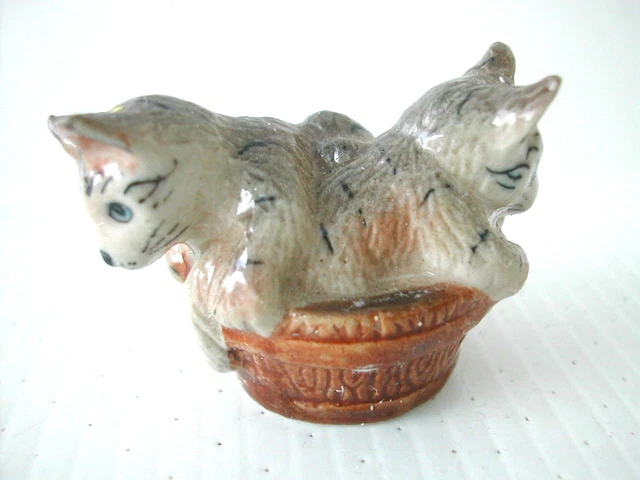 KLIMA E218 Miniature statuette en porcelaine - CHAT CHATS DANS UN PANIER CAT