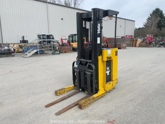 Yale NR040 Ride-On Electric 4000 LB Warehouse Reach Truck Forklift -Parts/Repair