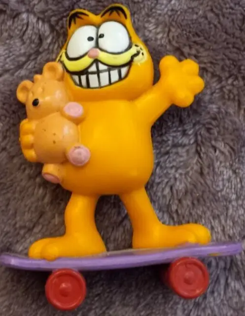 Vintage 1978, 1981 Garfield on Skateboard Holding Pooky Figure-United Feat Sync