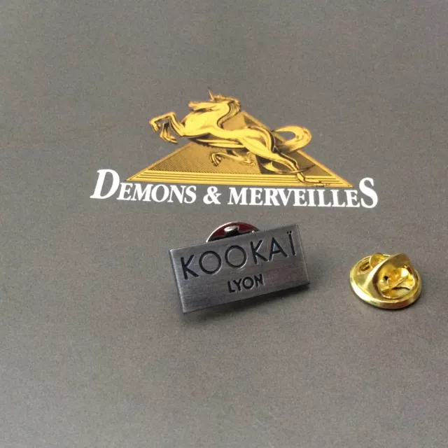 Pin's Folies Demons  et Merveilles Vetements Clothes Fashion Mode Kookai Lyon