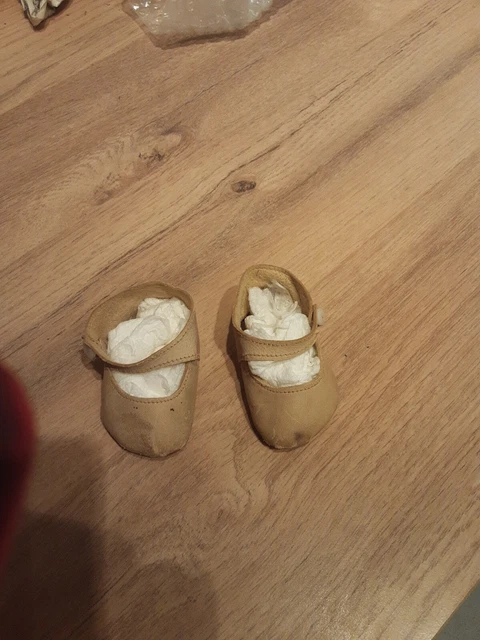 Ancienne paire de chaussures en cuir pour poupée. Beige 7cm
