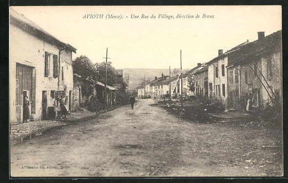 CPA Avioth, Une Rue du Village, Direction de Breux, vue de la rue