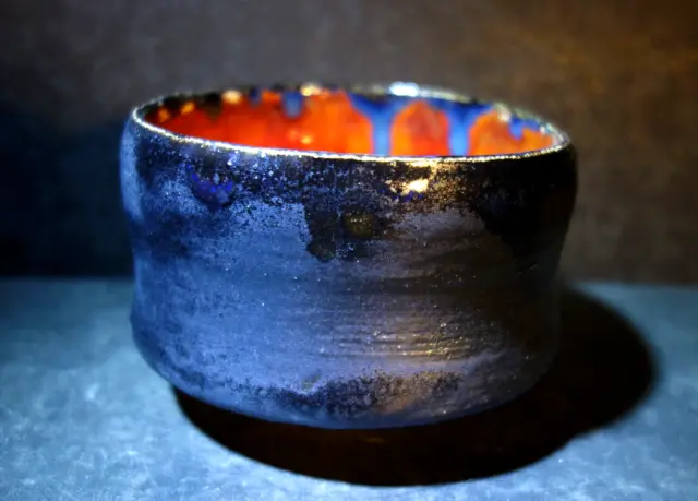 außergewöhnliche Glasurreaktion: frei gedrehter Chawan aus dem Hochbrand
