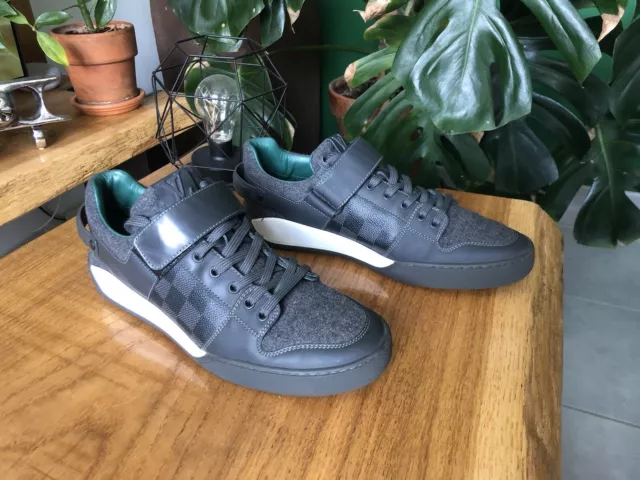 Chaussures Sneakers Louis Vuitton Noir d'occasion