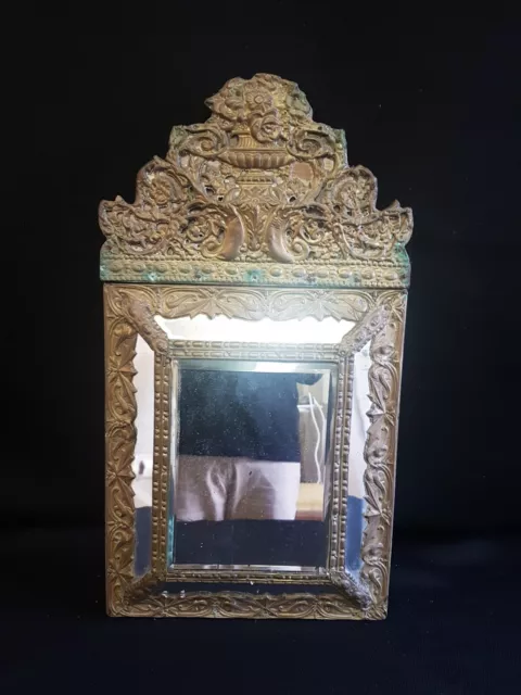 Miroir en laiton repoussé à parcloses et fronton XIXème H 59cm L 32cm P 4cm