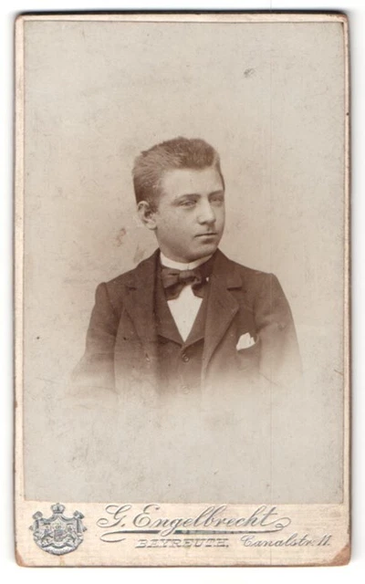 Fotografie G. Engelbrecht, Bayreuth, Portrait dunkelhaariger Junge mit Fliege i