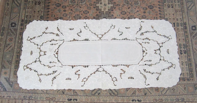 LINGE ANCIEN - Beau centre ou chemin de table avec broderie Richelieu sur toile de lin fin - Passion de blanc