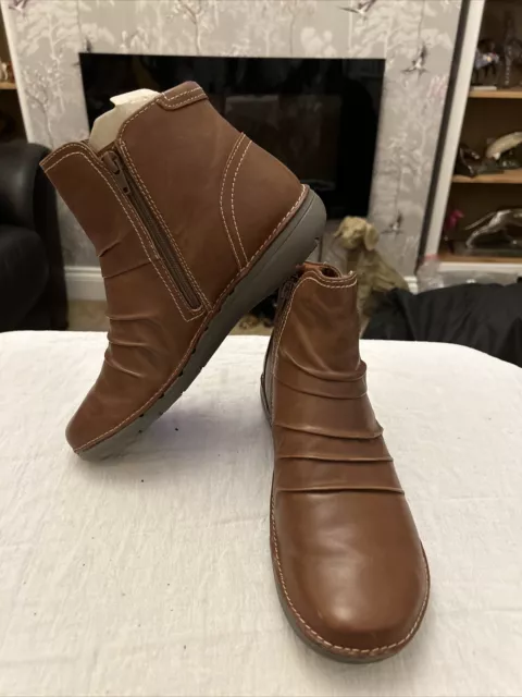Clarks roar boot sale