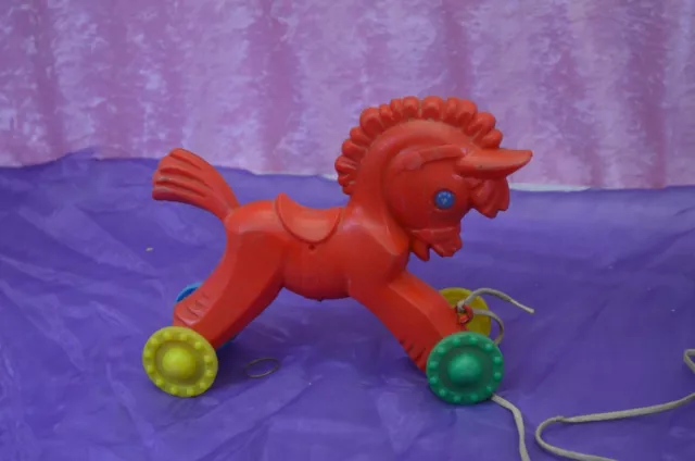 Ancien Jouet Cheval A Tirer En Plastic Moule Pas Tracteur Voiture