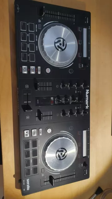 Numark Mixtrack Pro 3 Controller im gutem Zustand.