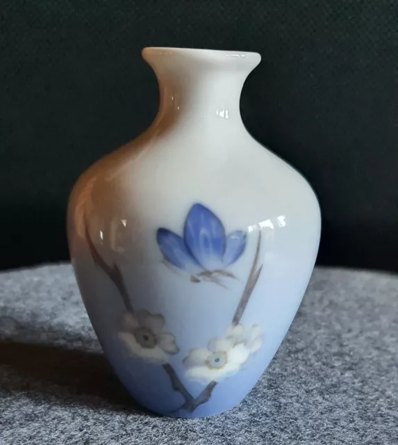 Royal Copenhagen Vase 230/395, Kirschblüte mit Schmetterling, 9 cm - 1. Wahl