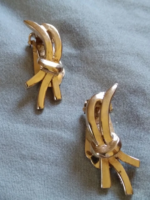 Beautiful Vintage Bergére Gold Tone Clip Earrings.