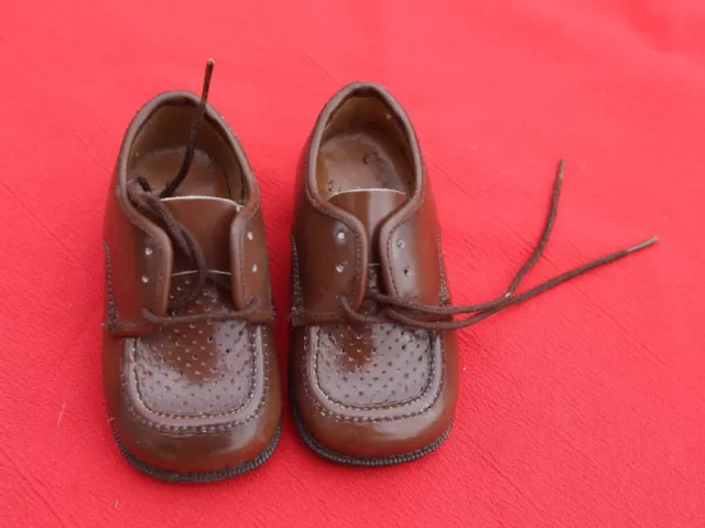 chaussures vintage enfant cuir marron a lacet pointure 19  neuves