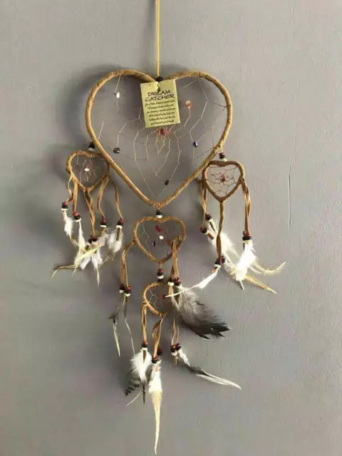 Attrape-rêves dreamcatcher beige en plumes, cuir et pierres forme coeur