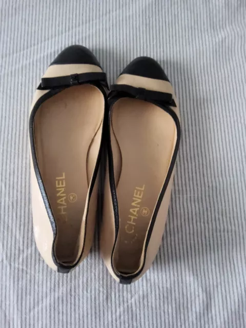 Chanel Ballet Flats 37 1/2  Black & Beige Almond Toe Chanel Logo On Bow Preowned