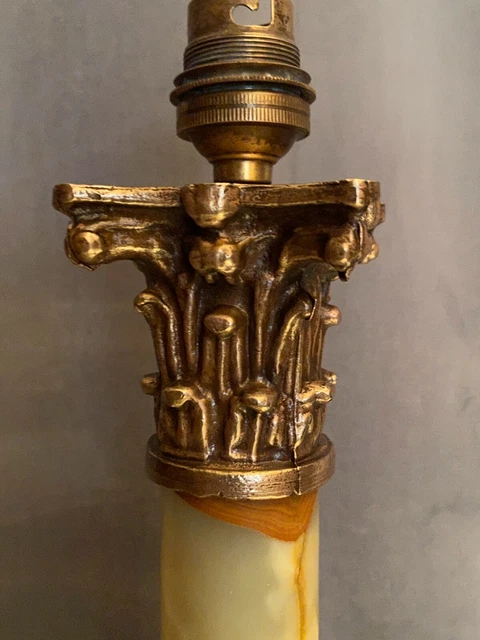 Grand pied de lampe en bronze et onyx à décor de chapiteau corinthien 4