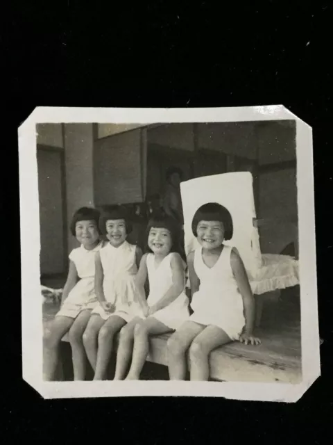 #544 Giapponese Vintage Foto 1940s / Portico Carino Smiling Bambina Abito Bianco