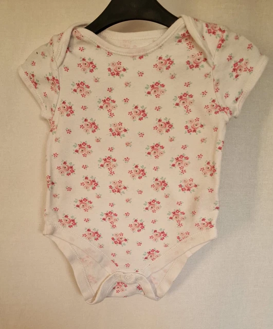 Pacchetto vestiti per bambine età 6-9 Mths. Usato. Buone condizioni. Marche miste. 2