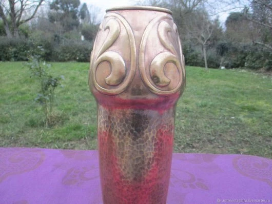 Vase de décoration du XXe siècle en etain