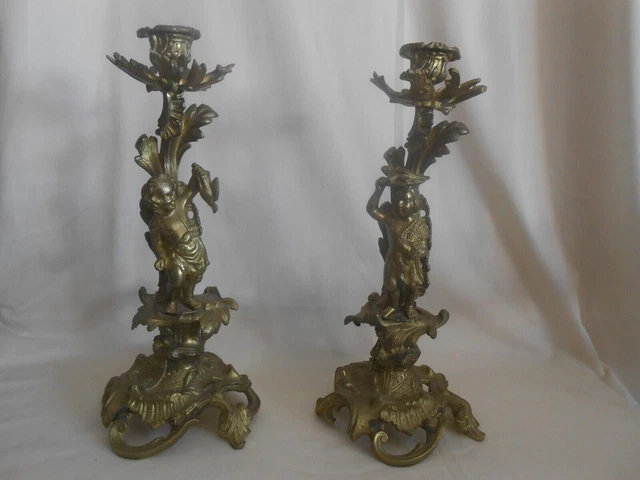 ancienne paire de bougeoirs en bronze doré avec personnage candélabre flambeaux