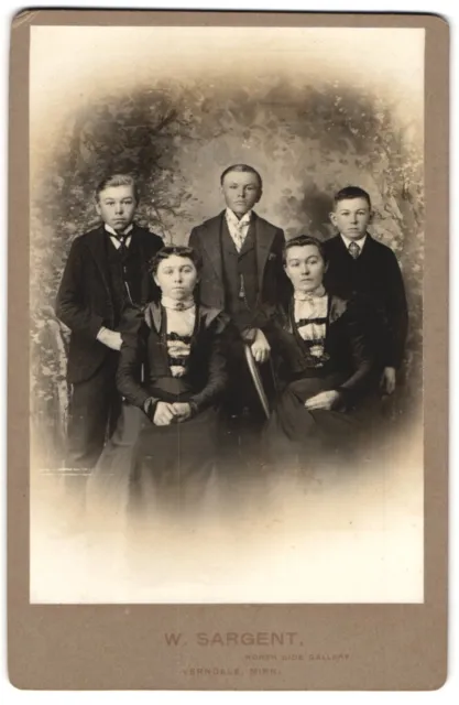 Fotografie W. Sargent, Verndale, Minn., Junge Dame und Herren in eleganter Klei