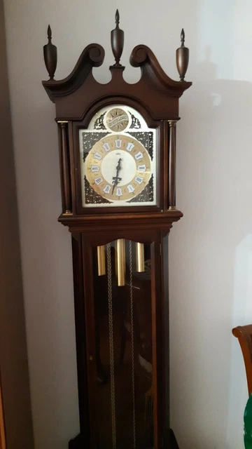 Howard Miller Reloj De Pie Radiant RELOJ DE PIE Tempus Fugit En