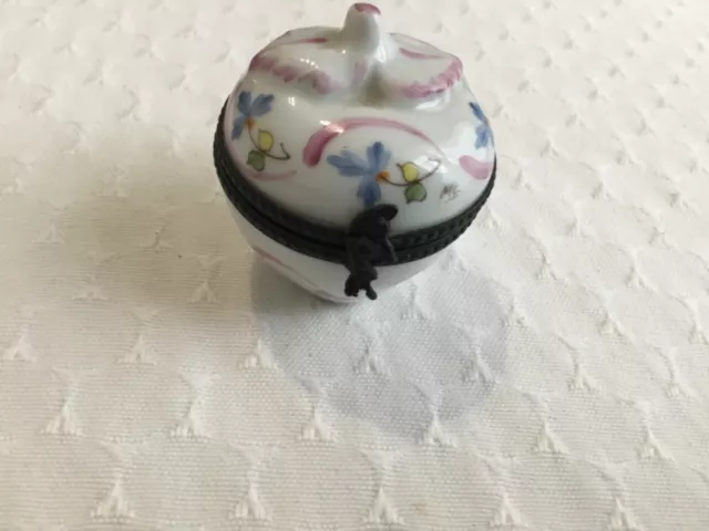 Boîte à pilule en porcelaine de Limoges,peint à main