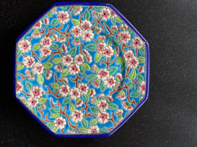 Belle assiette octogonale en émaux de Longwy décor de fleurs de pommiers.B ÉTAT