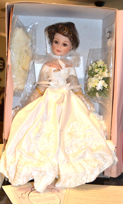 NEW Madame Alexander JACQUELINE KENNEDY Bride doll , The Ashton Drake Galleries