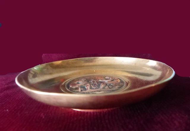ANCIENNE COUPELLE, BAGUIER en Nacre monture en bronze à motif de singe