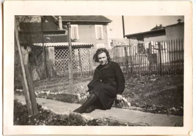 Femme assise bordure jardin potager  - photo ancienne an. 1940