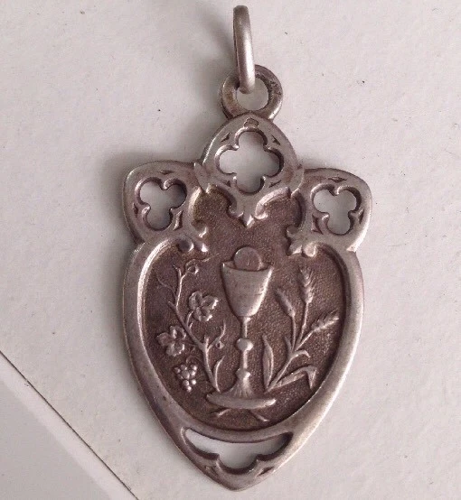 Broche : un élégant noeud papillon pour les nanas, satin rouge vif Broche : un élégant noeud papillon pour les nanas, satin rouge vif