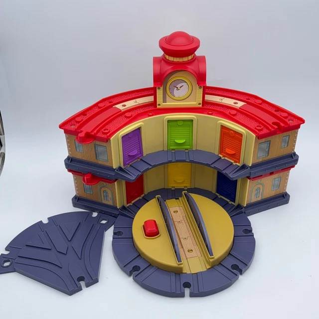 CHUGGINGTON HOLZEISENBAHN DOPPELSTOCK Roundhouse mit anhebender ...
