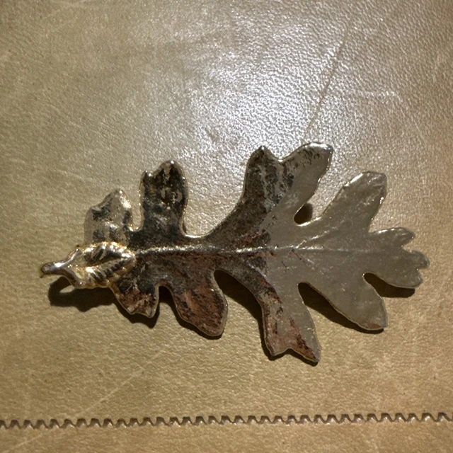 JACKY DE G. : Broche Feuille en métal doré, à décor polychrome, le
