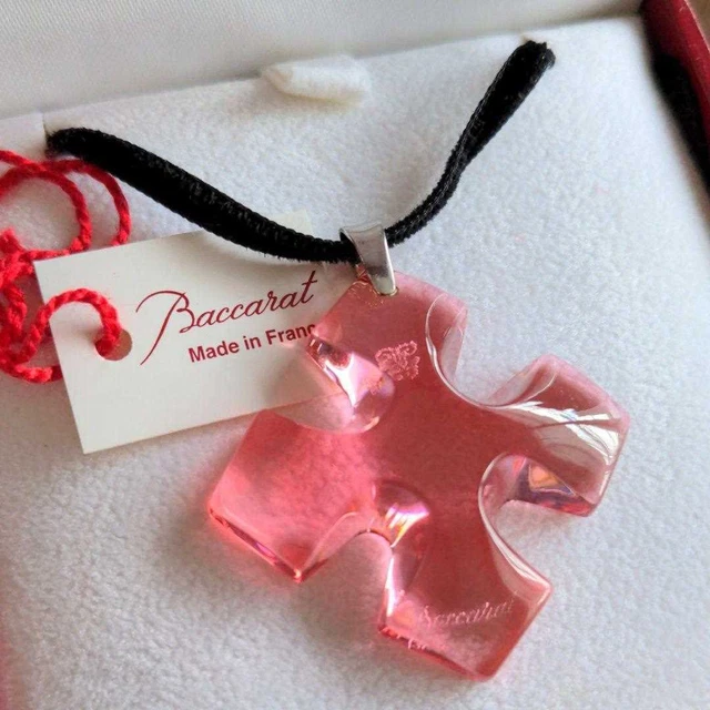 Collier Pendentif Croix Baccarat Eden - Cristal Rose, Métal Argenté, Vintage élégant