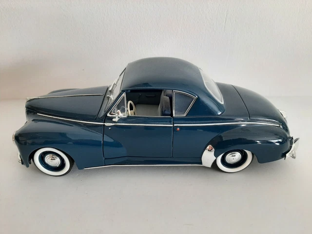 Voiture PEUGEOT 203 - 1954 - échelle 1/18 - Solido - Die Cast
