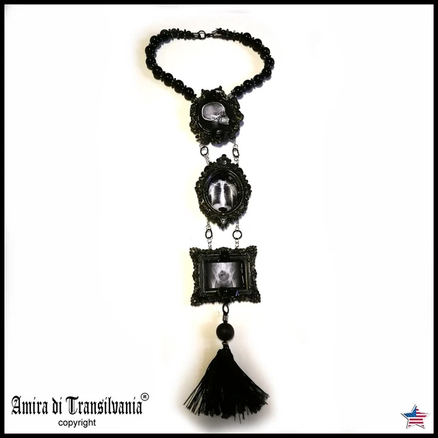 Collier Pendentif Vintage Poupée - Perle Blanche Et Chaussure Diamant - Bijou Ancien - Occasion