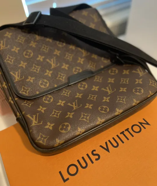 Louis Vuitton Solar Ray Vapors for my boy @kwon 📸 @blushphotographywny  #cleats #louisvuitton #lv #customs #nfl #art