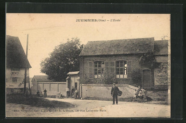 CPA Juvignies, L´Ecole, vue de la rue