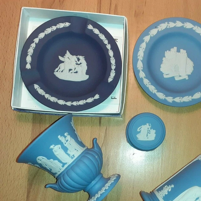 5 Wedgwood Teller, Vase, Aschenbecher  blau/weiß Göttin Luna Amphore Jasperware